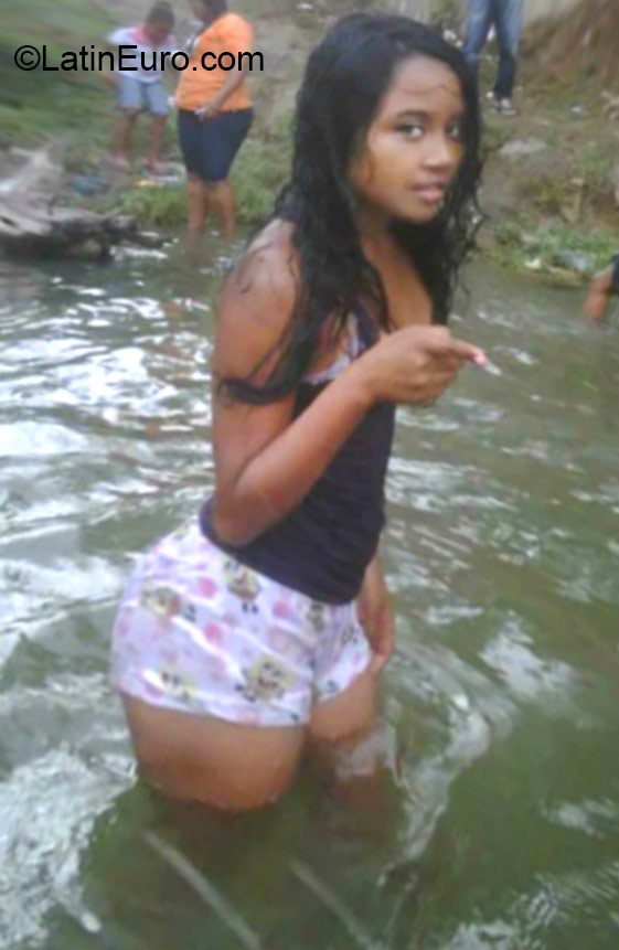 Date this sultry Dominican Republic girl Pamelita from Santo Domingo DO22579