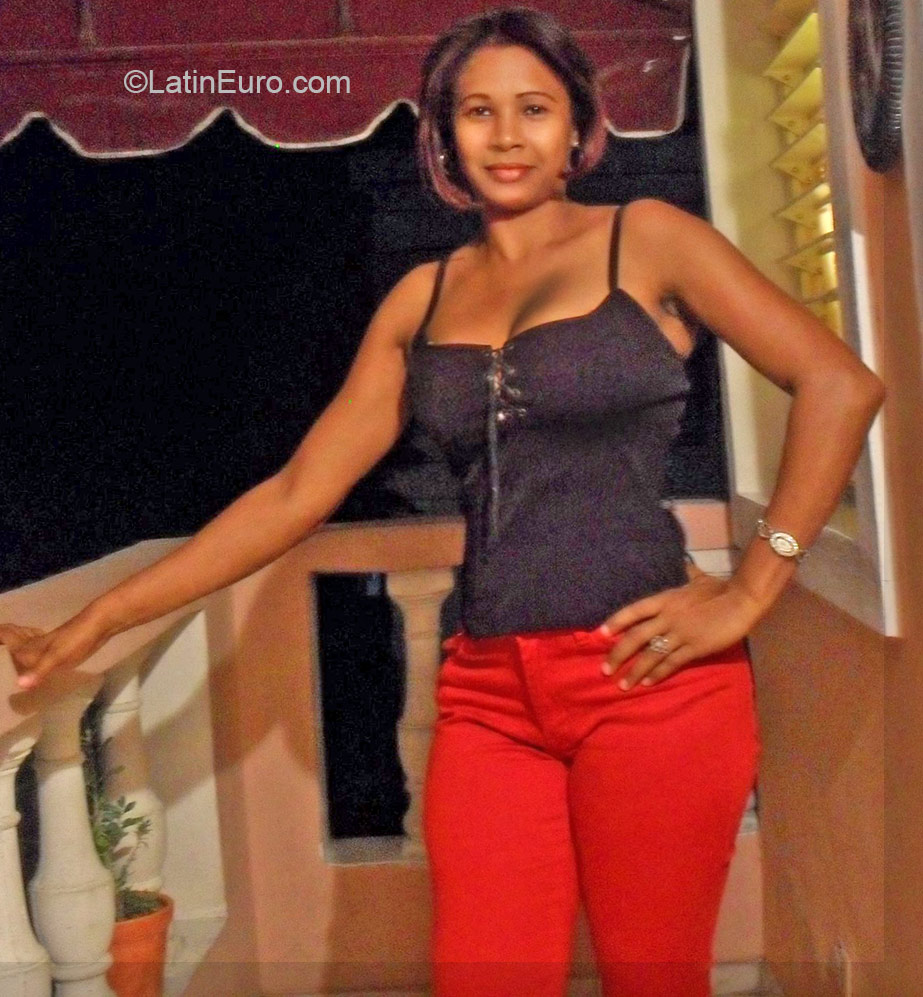 Date this happy Dominican Republic girl Yesenia from San Pedro Macoris DO22610