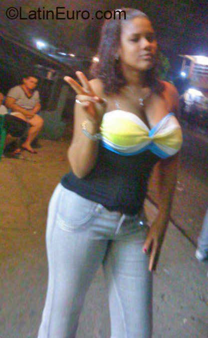 Date this exotic Dominican Republic girl Indhiria from Santo Domingo DO22686
