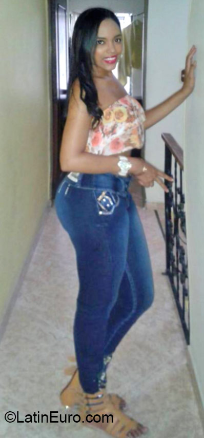 Date this georgeous Colombia girl Nahomy from Cali CO17748