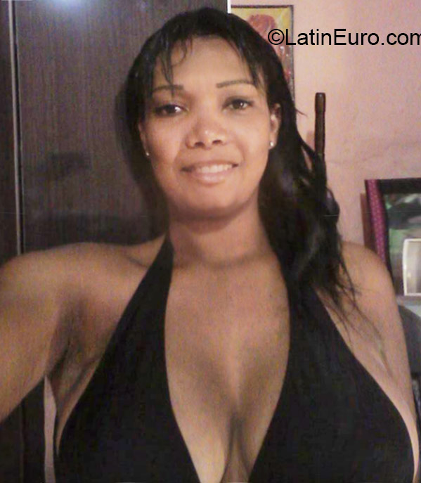 Date this attractive Brazil girl Flavia from Rio De Janeiro BR9403