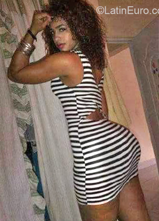 Date this hard body Dominican Republic girl Artagracia from Santo Domingo DO22799