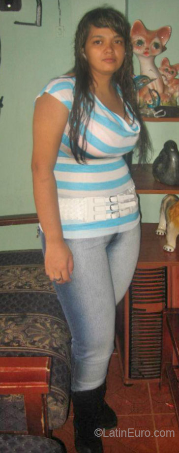 Date this nice looking Colombia girl Adriana from Pereira CO17777