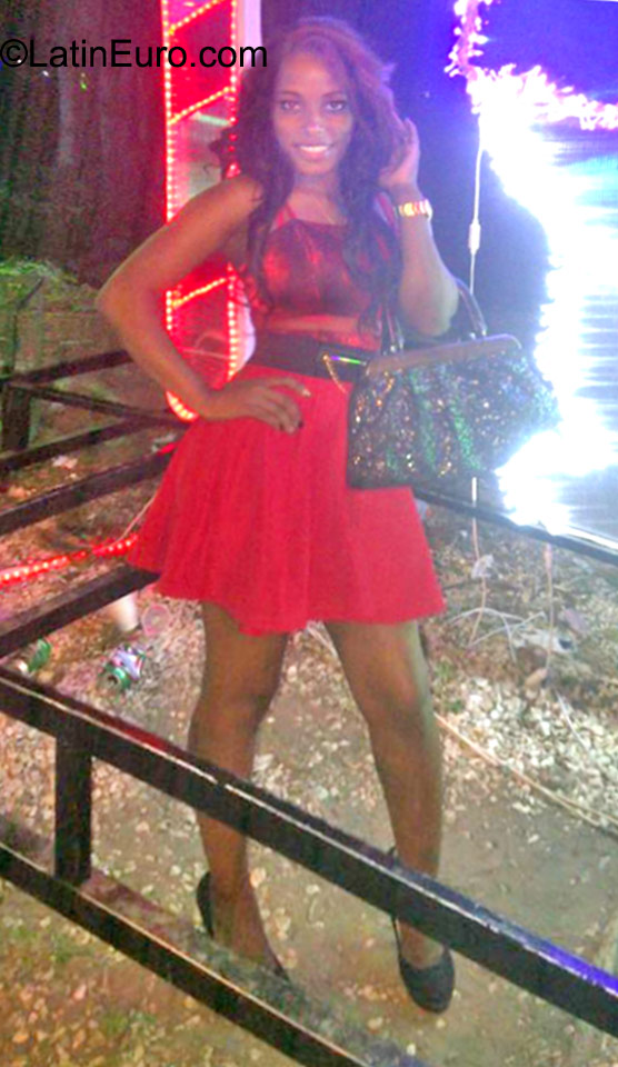 Date this nice looking Dominican Republic girl Arodyis from Santo Domingo DO22849