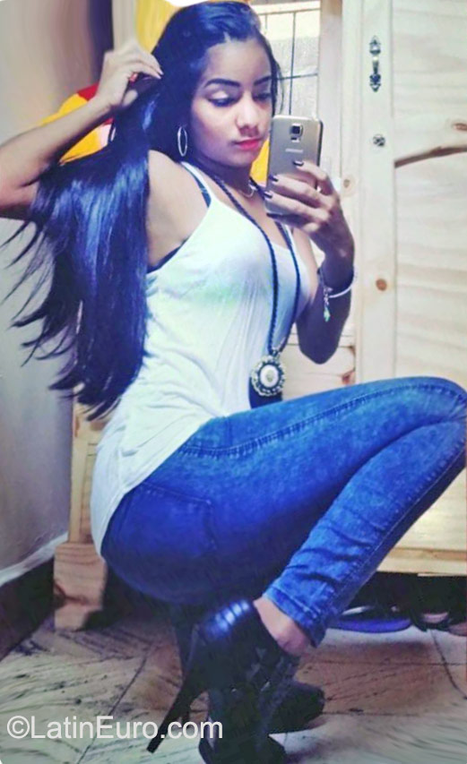 Date this exotic Dominican Republic girl Yinei from Santo Domingo DO22880