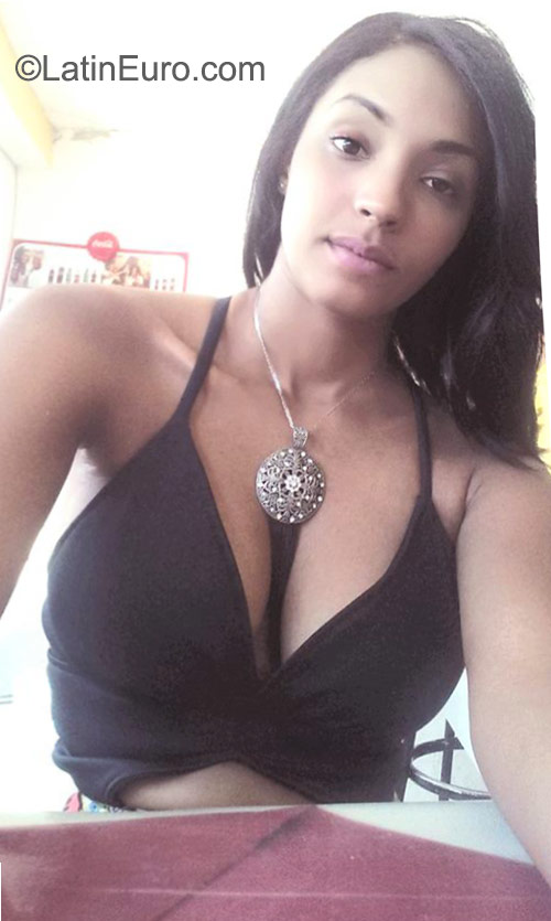 Date this nice looking Dominican Republic girl Carlina from San francisco de macoris DO22883