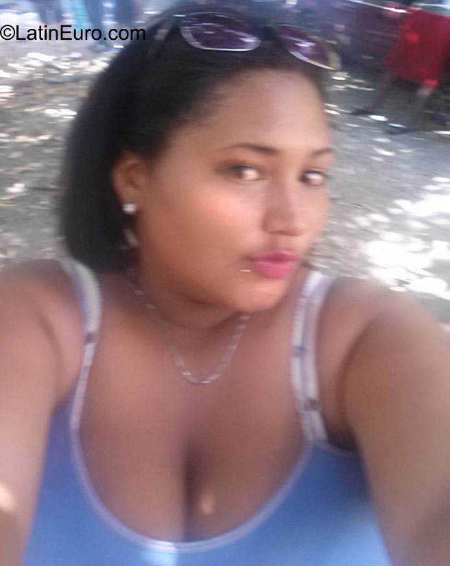 Date this beautiful Dominican Republic girl Jarony from Santo Domingo DO23058