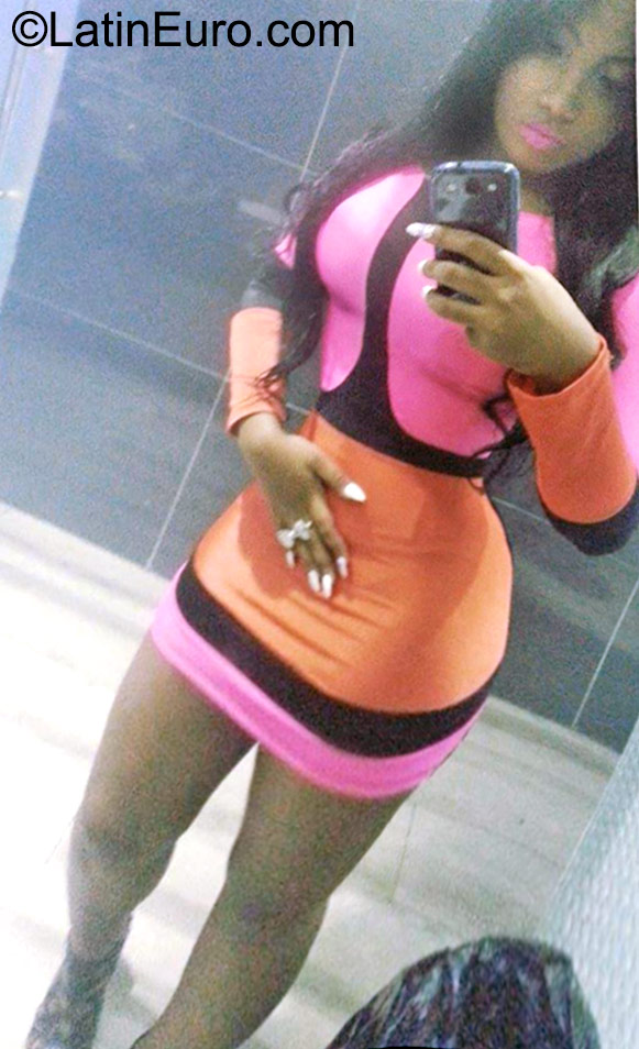 Date this sensual Dominican Republic girl Vicky from Santo Domingo DO23068
