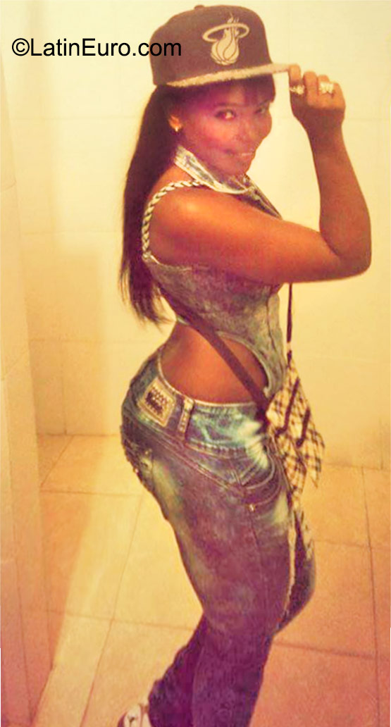 Date this charming Dominican Republic girl Crisy from Santo Domingo DO23089