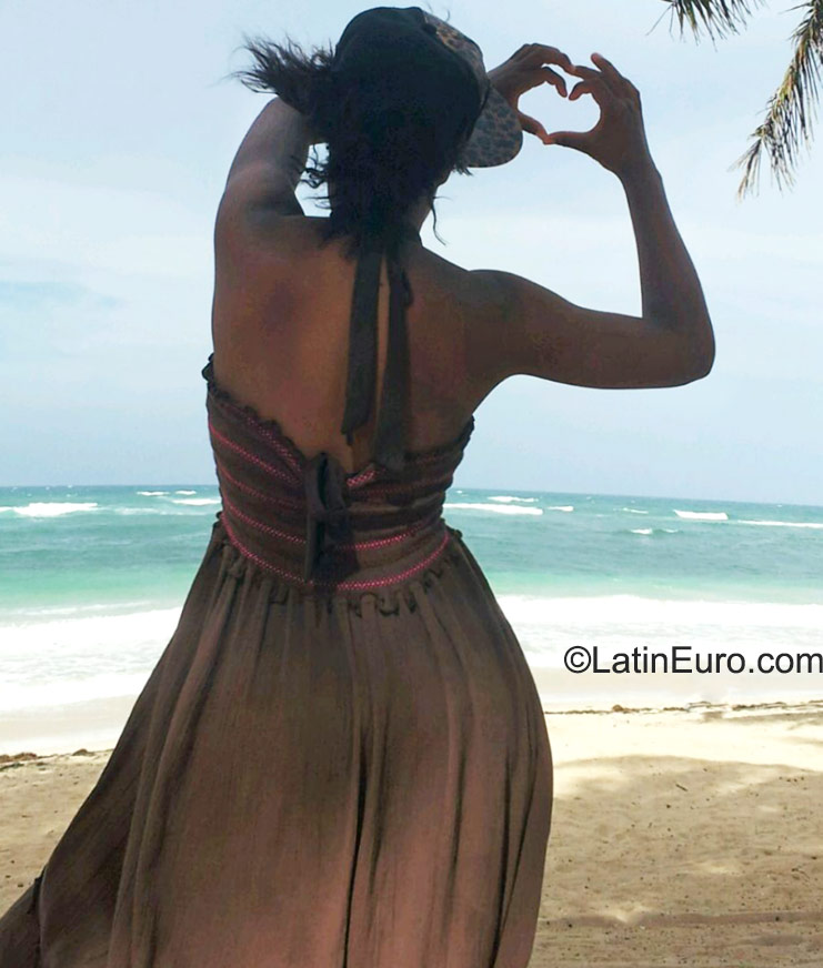 Date this exotic Dominican Republic girl Rainia from Santo Domingo DO23188