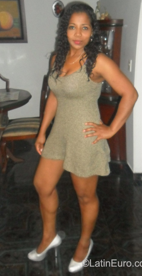Date this good-looking Colombia girl Pilar from Bogota CO17982