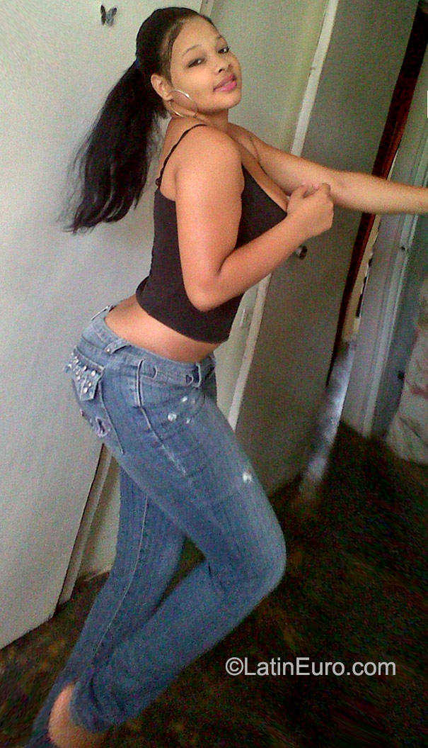 Date this funny Dominican Republic girl Yurlinas from Santo Domingo DO23281