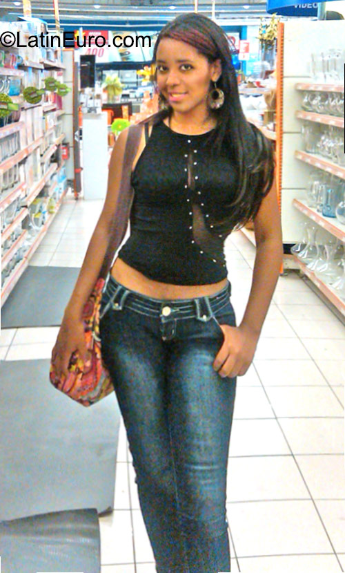 Date this attractive Dominican Republic girl Esmarlyn from Santiago DO23298
