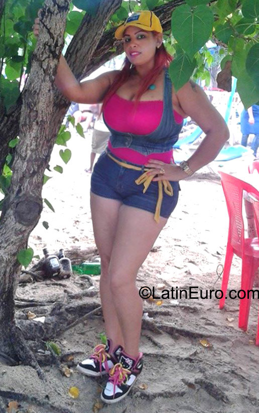 Date this foxy Dominican Republic girl Claribel from Santo Domingo DO23354