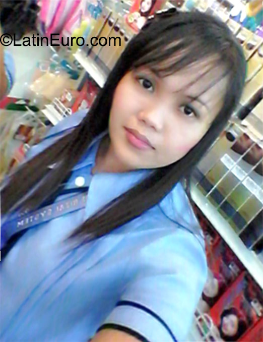 Date this voluptuous Philippines girl Ailyn from Manila PH819