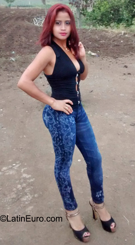 Date this athletic Dominican Republic girl Mercedes Kary from la vega DO23386