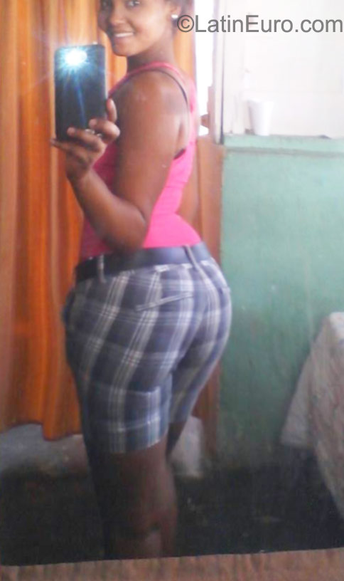 Date this happy Dominican Republic girl Krisie from Santo Domingo DO23422