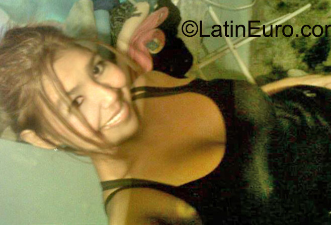 Date this attractive Venezuela girl Rinia from Caracas VE630
