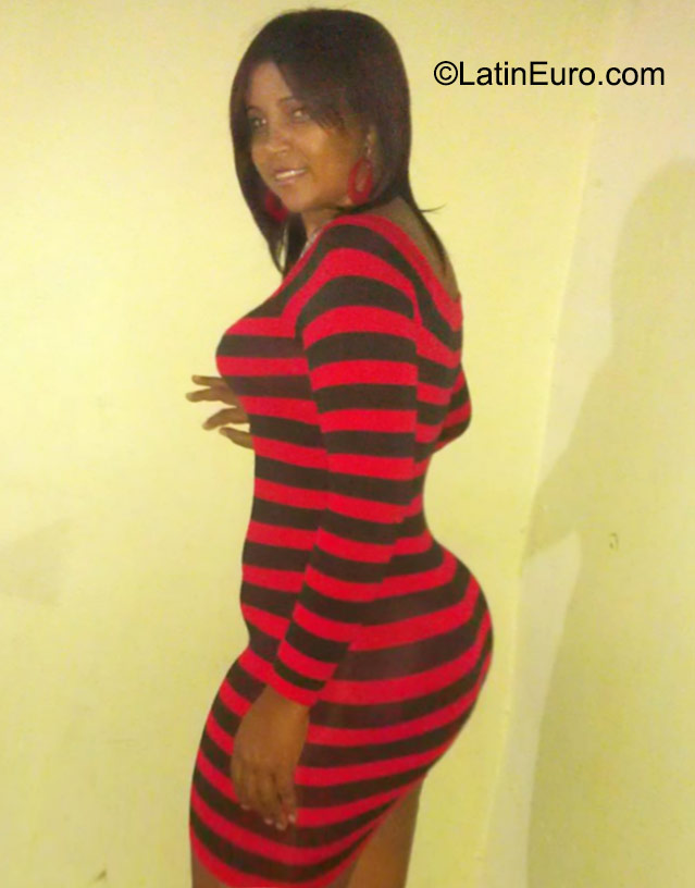 Date this pretty Dominican Republic girl Lourdes from Santiago DO23556