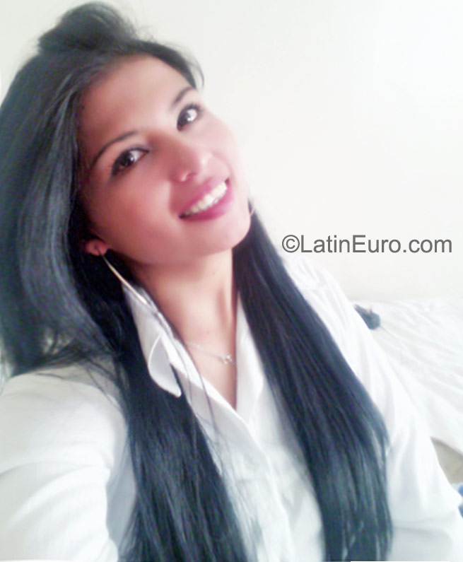 Date this cute Colombia girl Danna from Bogota CO18165