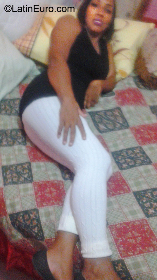 Date this nice looking Dominican Republic girl Magy from Santo Domingo DO23622