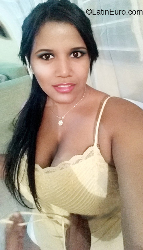 Date this hard body Dominican Republic girl Heidie from Santiago DO23706