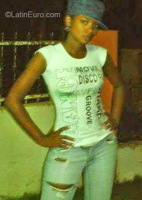 Date this foxy Dominican Republic girl Carimia from Santiago DO24031