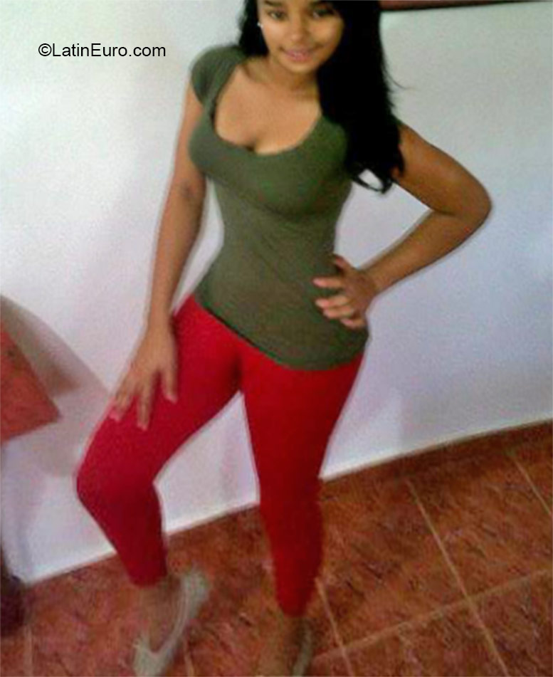 Date this foxy Dominican Republic girl Genesis from Santo Domingo DO24105