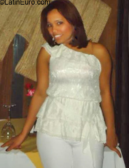 Date this good-looking Dominican Republic girl Rudelanie from Santo Domingo DO24174