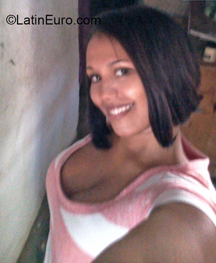 Date this nice looking Dominican Republic girl Yesenia from Santo Domingo DO24231