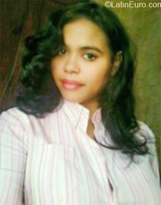 Date this nice looking Dominican Republic girl Yamile from Santo Domingo DO24249