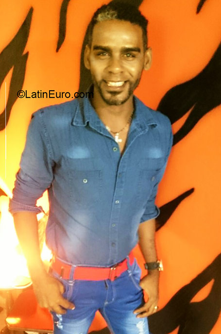 Date this young Dominican Republic man Nestor from Santo Domingo DO24340
