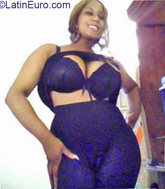 Date this attractive Jamaica girl Kemishaa from Kingston JM2232