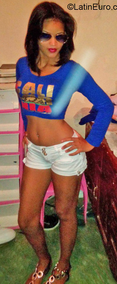 Date this tall Dominican Republic girl Ana from Santo Domingo DO24421