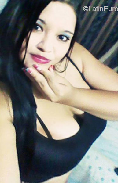 Date this beautiful Colombia girl Andrea from Cali CO18481