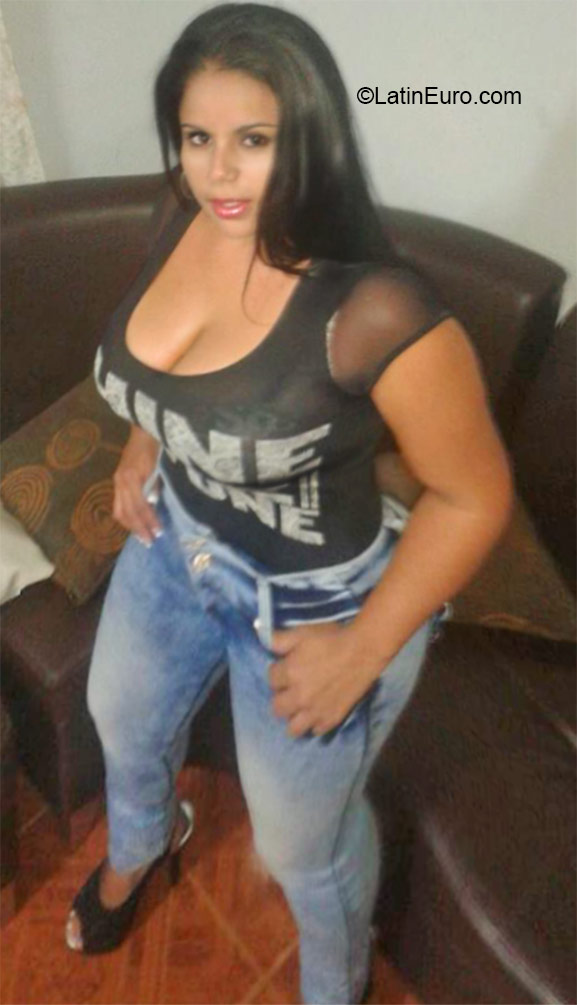 Date this voluptuous Colombia girl Domeni from Cali CO18483