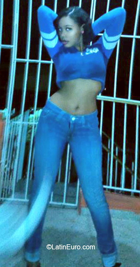 Date this charming Dominican Republic girl Ayiesia from Santo Domingo DO24575