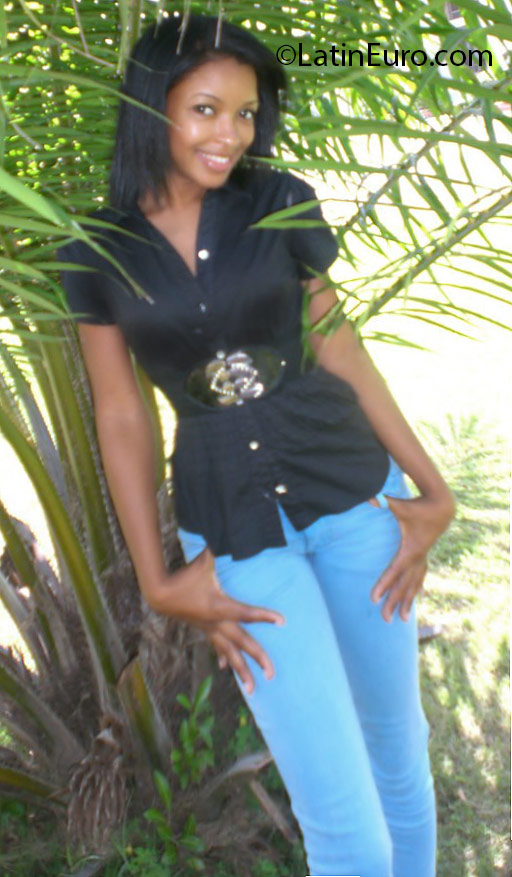 Date this delightful Dominican Republic girl Esthefany from Santo Domingo DO24610