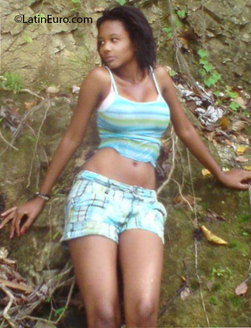 Date this athletic Dominican Republic girl Violet from Santo Domingo DO24639