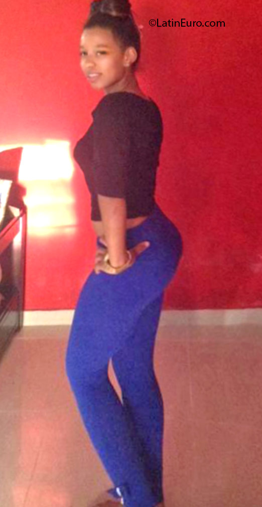Date this gorgeous Dominican Republic girl Elizabeth from Santo Domingo DO24653