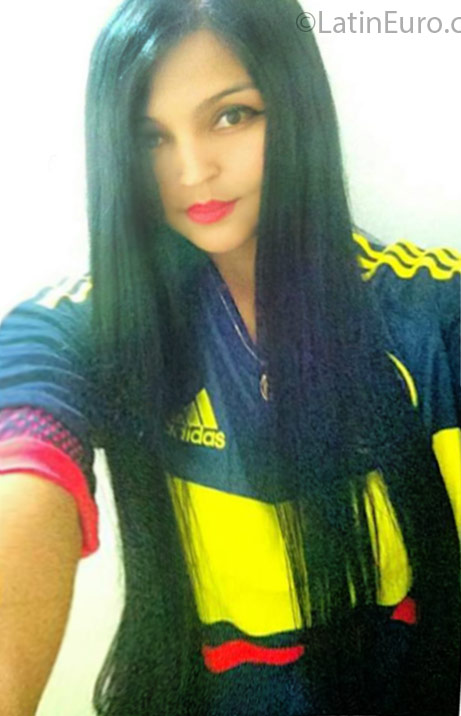 Date this gorgeous Colombia girl Agata from Medellin CO18629