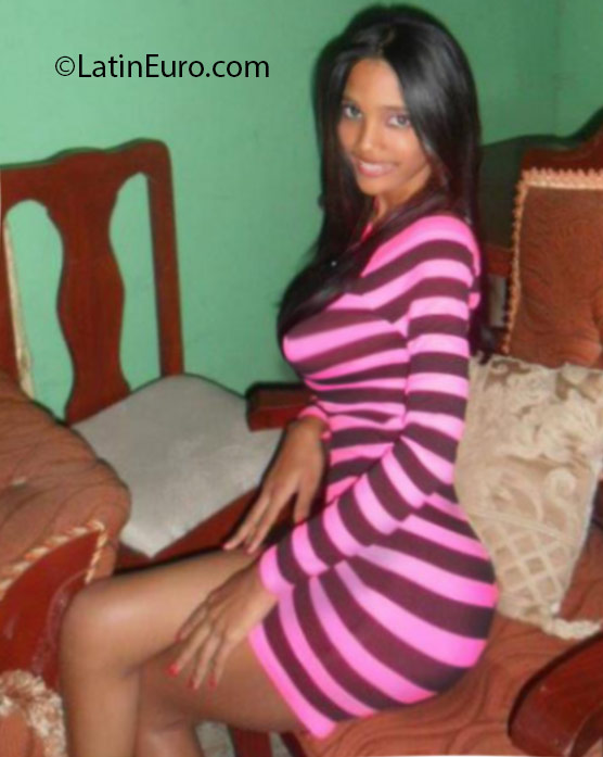Date this hard body Dominican Republic girl Albenia from Santo Domingo DO24917