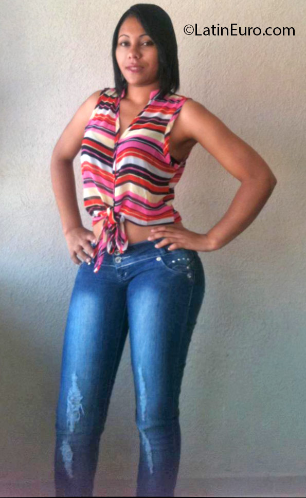 Date this happy Dominican Republic girl Yesenia from Santo Domingo DO25001