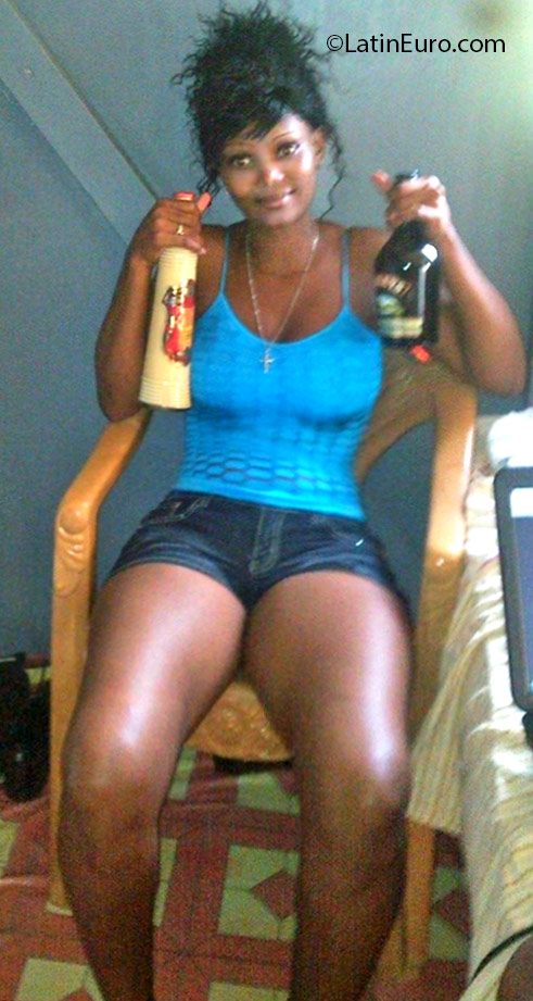 Date this good-looking Jamaica girl Yan from Kingston JM2277
