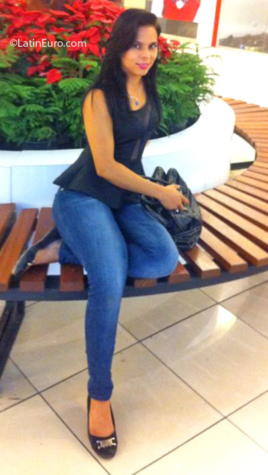 Date this beautiful Dominican Republic girl Karina from Santo Domingo DO25132