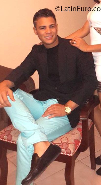 Date this stunning Dominican Republic man Elvis from Santiago DO25317