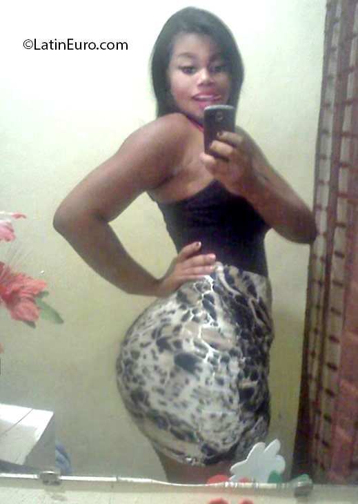 Date this attractive Dominican Republic girl Sarah from Santo Domingo DO25407