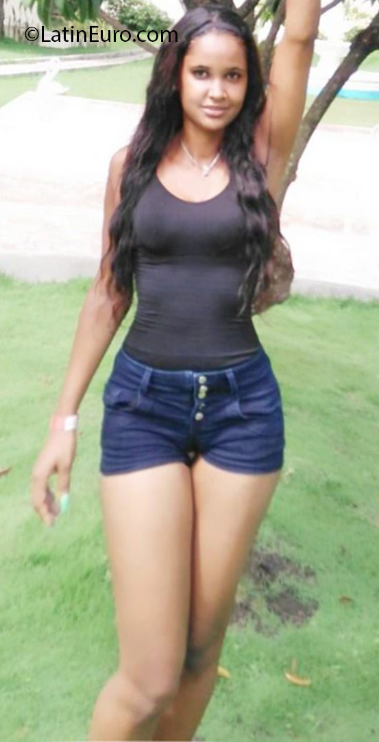 Date this lovely Dominican Republic girl Nikaury from Santo Domingo DO25429