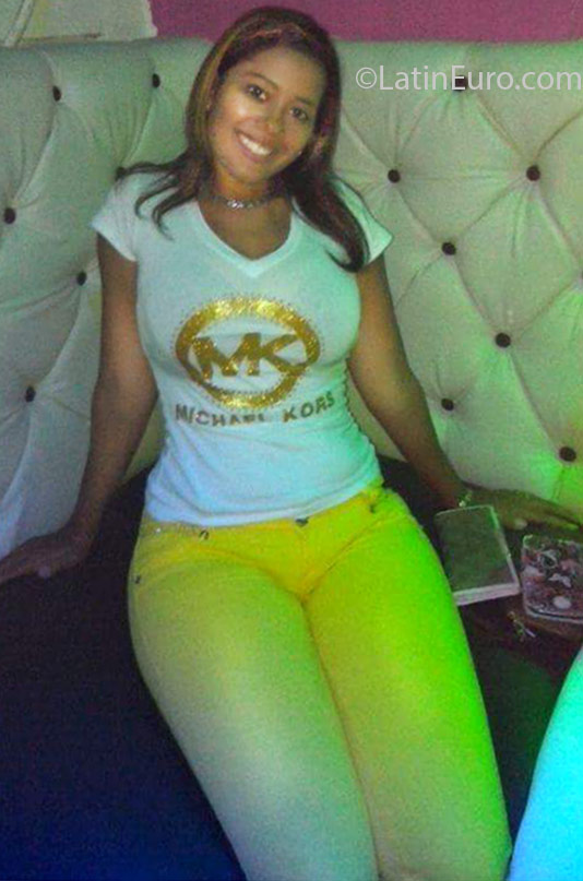 Date this young Dominican Republic girl Indhira24 from Santo Domingo DO25469