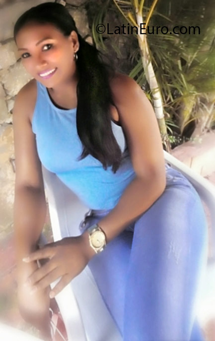 Date this sultry Dominican Republic girl Leslye from Santo Domingo DO25644